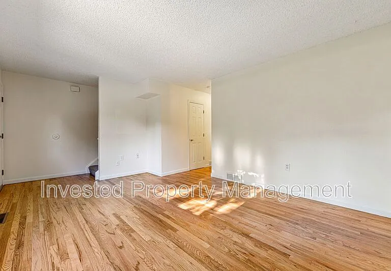 588 S Eaton St — Photo 2