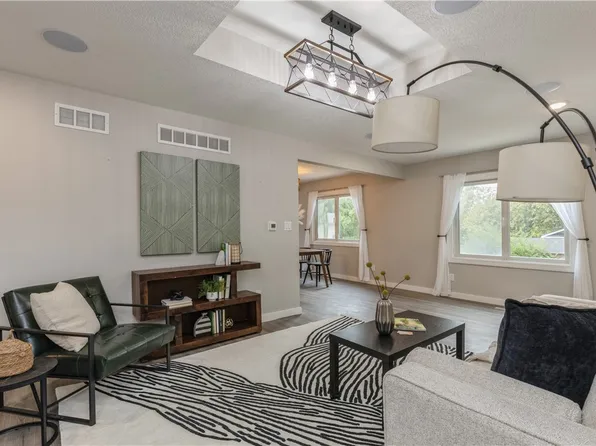 213 N 15th Ave W, Newton, IA 50208