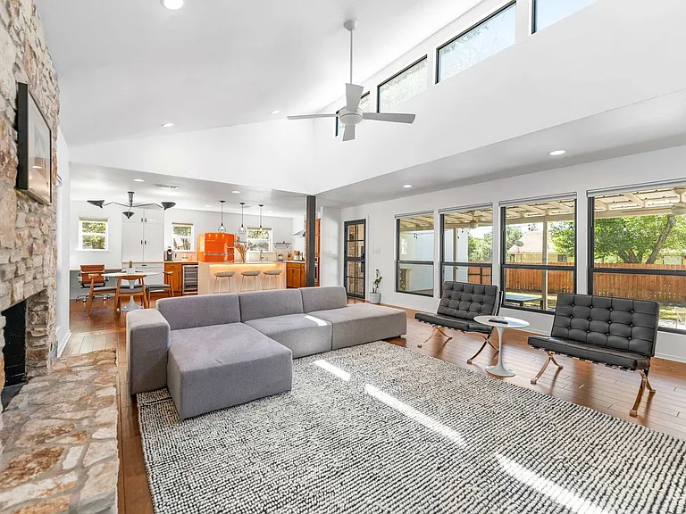 Oak Knoll Dr — Photo 20