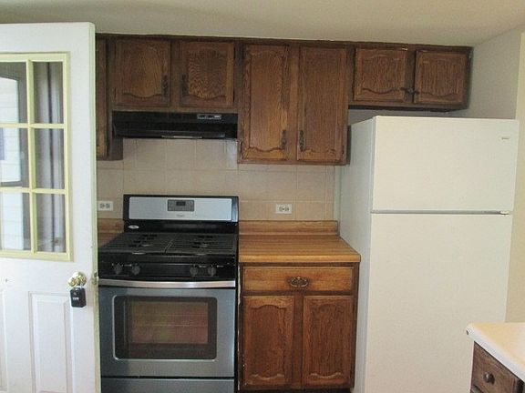 3rd image of 381 Meadow Green Ln