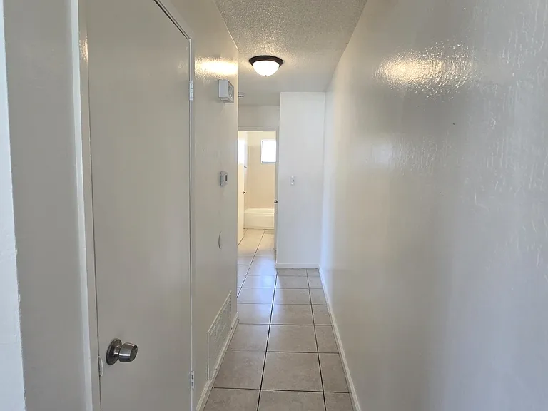 2640 W Fairmont Ave #204 — Photo 2