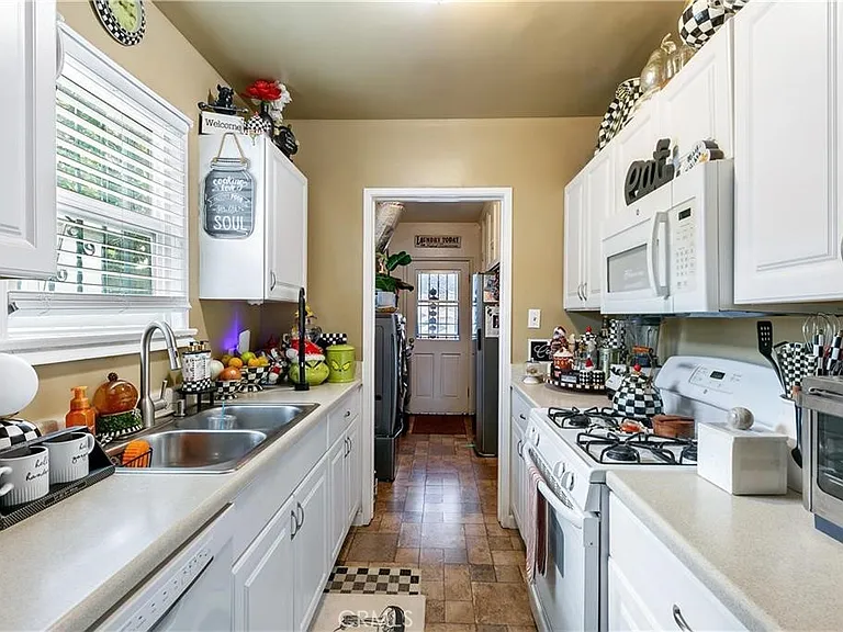 3907 Edgehill Dr — Photo 20