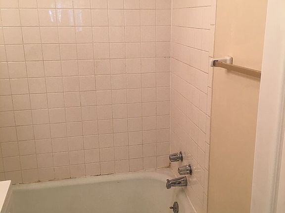 3rd image of 2634 N Maryland Ave APT C