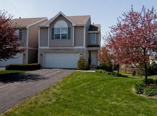 8 Colonial Ct, Streamwood, IL 60107
