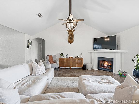 5th image of 156 Abshire Cir