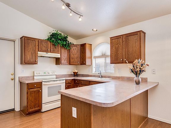 5th image of 520 E Cathy Dr