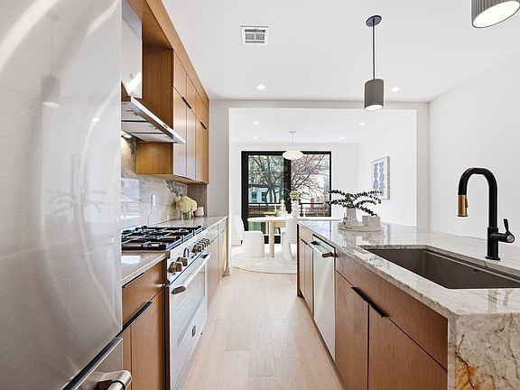 4th image of 207 4th St