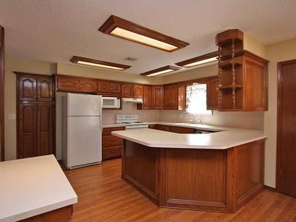 4th image of 722 S Silver Dr
