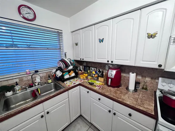 1644 NW 1st St APT 6, Miami, FL 33125
