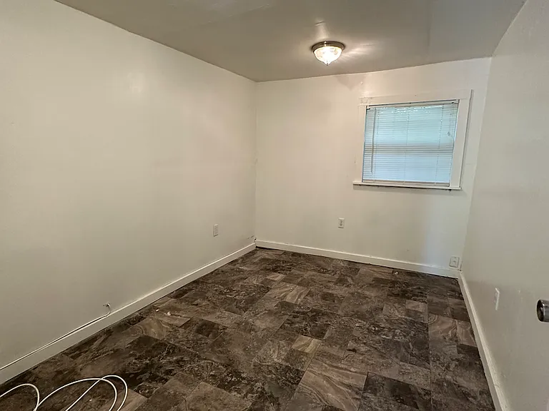 122 Collins Ct — Photo 5
