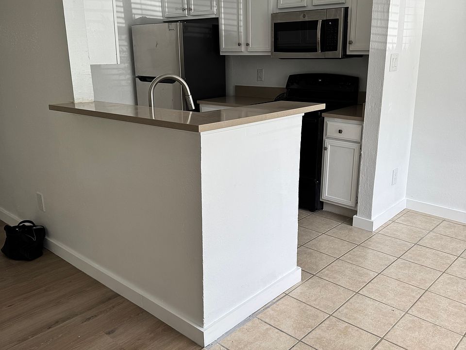 Appliances incl. refrigerator, microwave, stove, dishwasher and garbage disposal