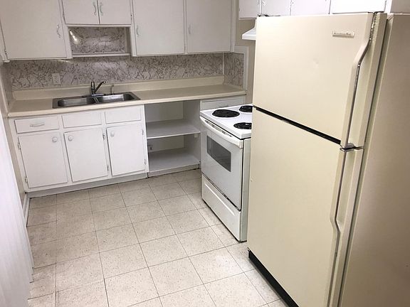 3rd image of 404 Forest Park Dr
