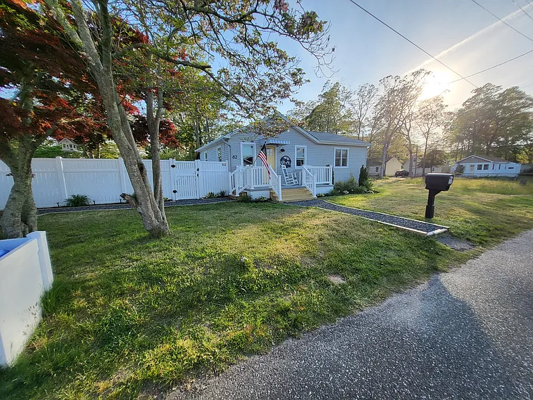 82 Warwick Rd — Photo 2
