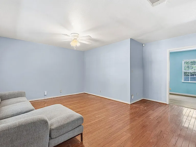 1127 Denfield St — Photo 4