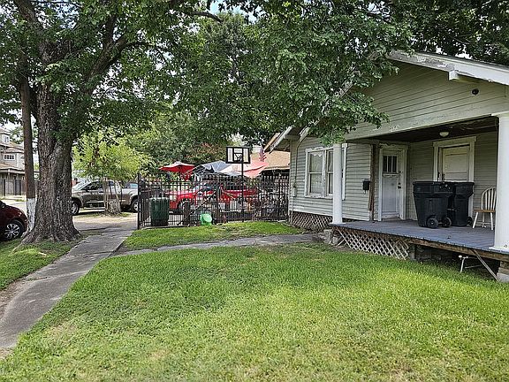 2nd image of 215 Drennan St