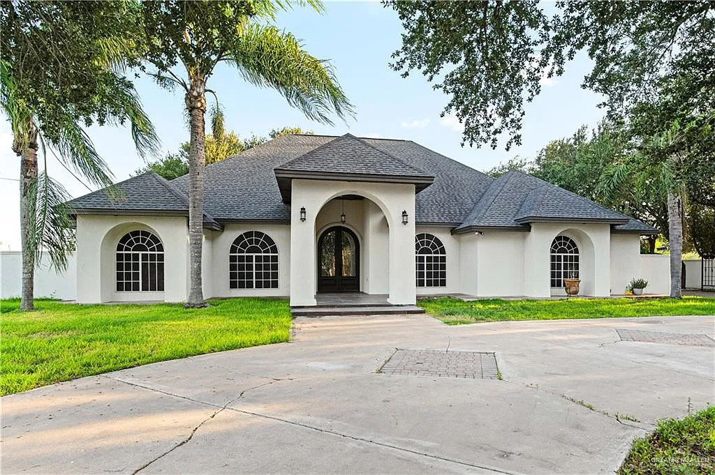 4 bed, 2.0 bath, 2830 sqft, $3,700 — Photo 2