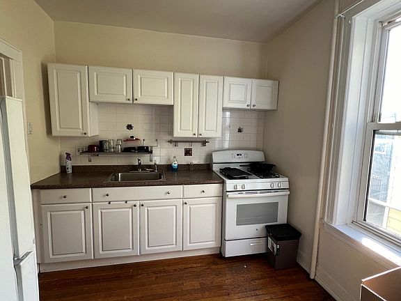 4th image of 2587 45th St APT 2B