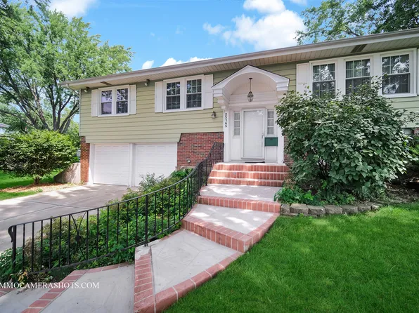 2S165 Huntington Ct, Glen Ellyn, IL 60137