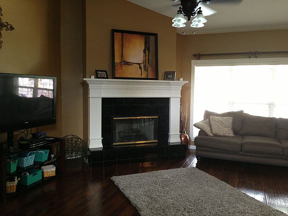 Living room/gas fireplace