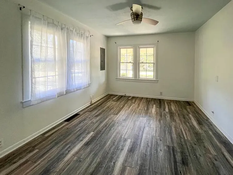 526 Embassy Dr — Photo 12