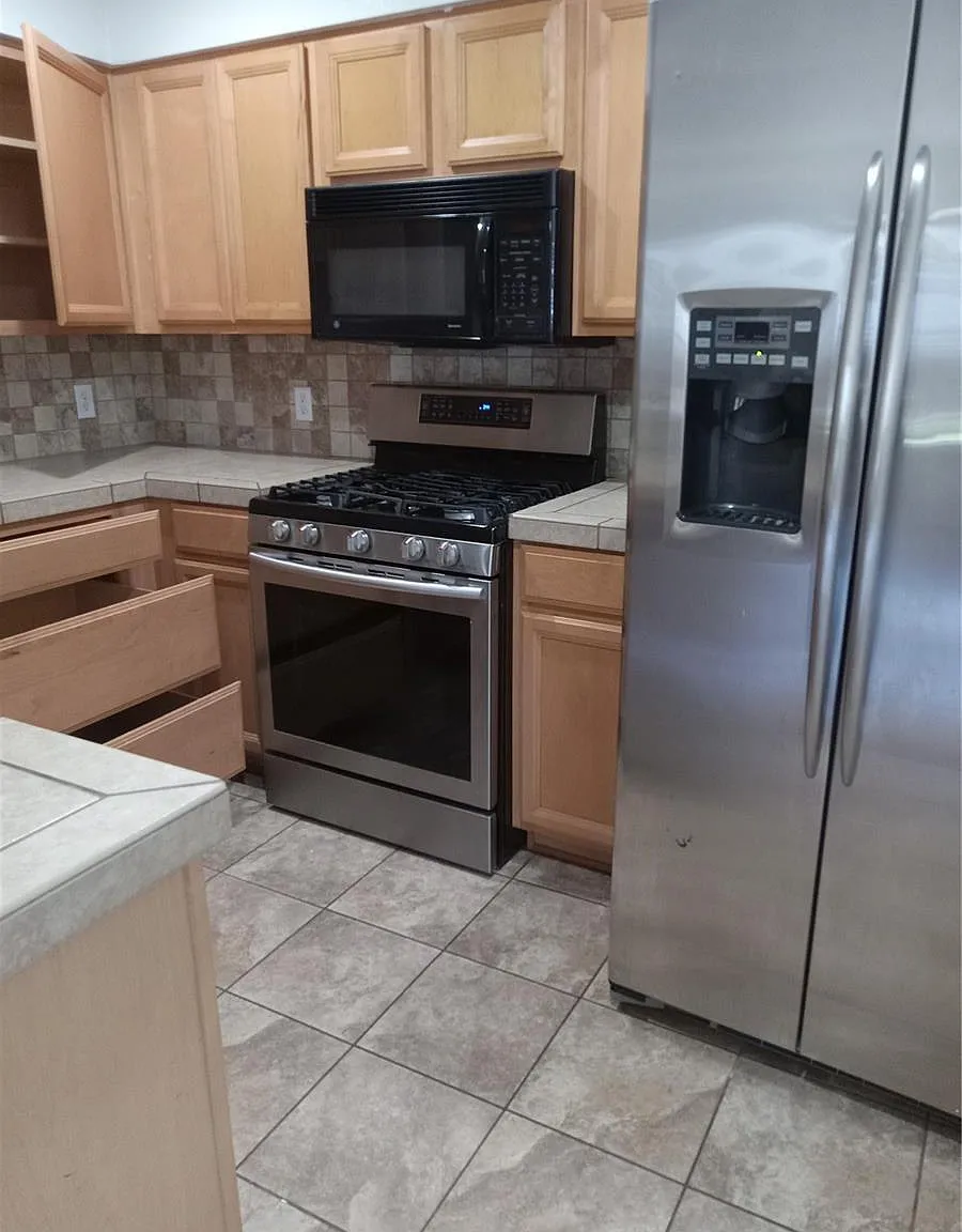 3 bed, 2.5 bath, 1238 sqft, $2,500 — Photo 4