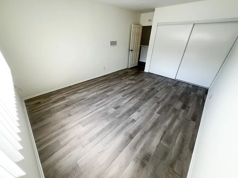 11018 Moorpark Apartments — Photo 52