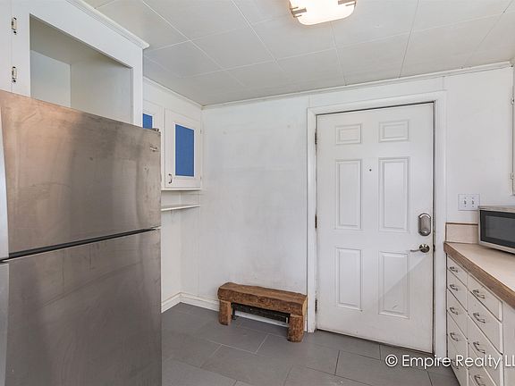 4th image of 943 Gilmore St