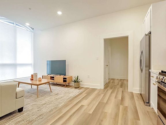 2nd image of 1050 Annunciation St #Id1049432p