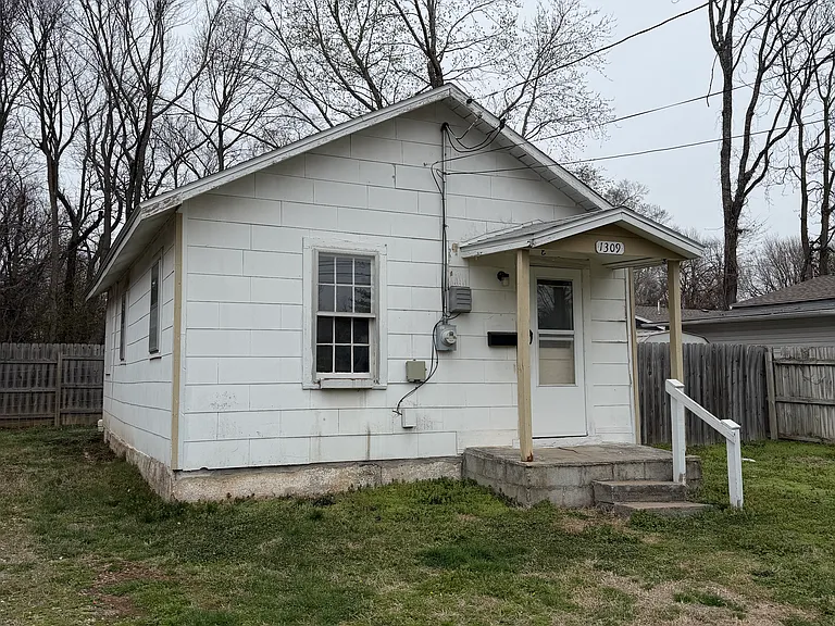 1309 W Catalpa St — Photo 1