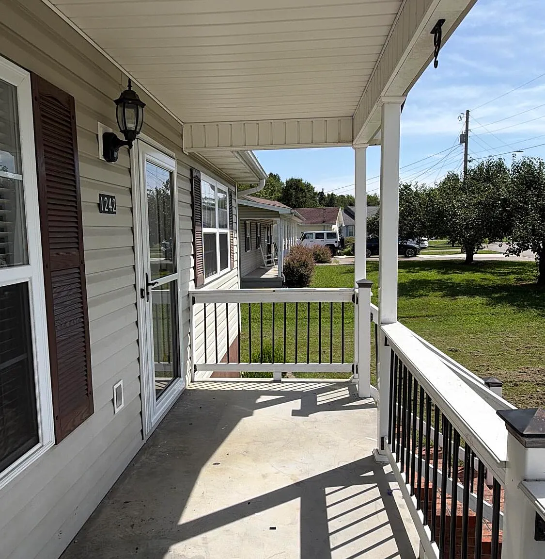 3 bed, 2.0 bath, 1292 sqft, $2,400 — Photo 3