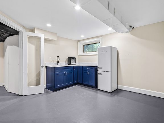 Kitchenette w air fryer and sink (no dishwasher or oven/stove)