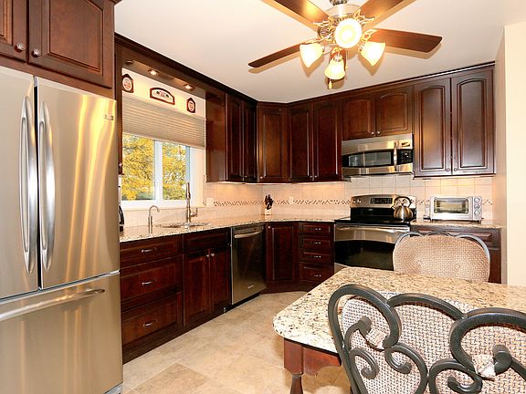 5th image of 3159 Court St