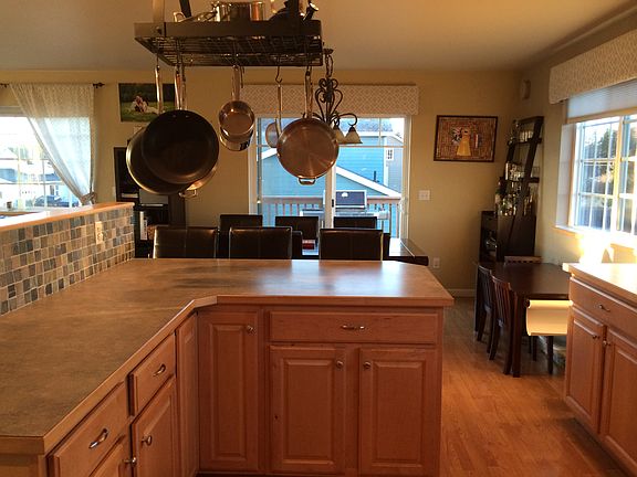 Kitchen has large peninsula