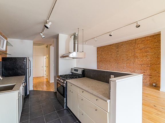 3rd image of 825 Quincy St #1