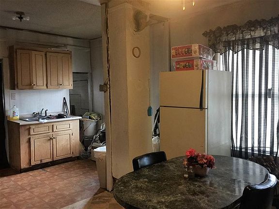 2nd image of 723 Fairfax St