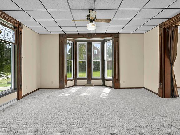 3rd image of 209 W Walnut St