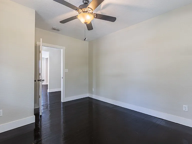 1121 E Crockett St — Photo 17