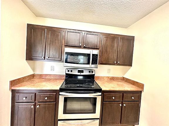 4th image of 1426 Meadows Cir W