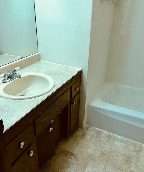 2555 N Oakland Ave — Photo 5