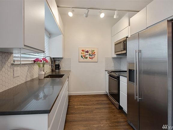 Brand new remodeled modern kitchen -- you will love cooking here !!