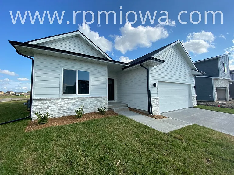 740 SE Drumlin Dr — Photo 1