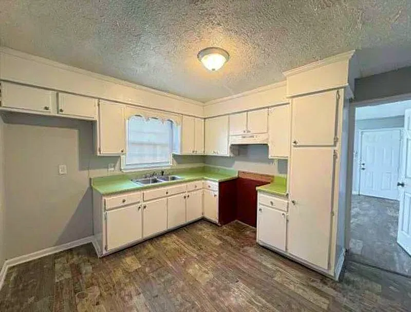 599 Snelson Street - 1 — Photo 3