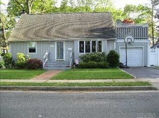 308 Connecticut Ave, Massapequa Park, NY 11762