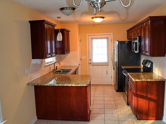 Kitchen : Granite Countertops and Stainless Appliances