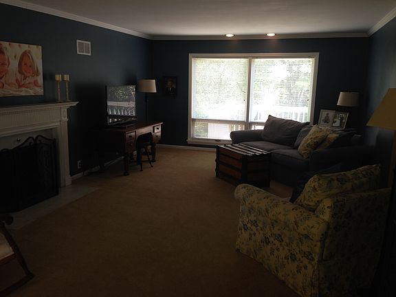 Living room w/gas fireplace