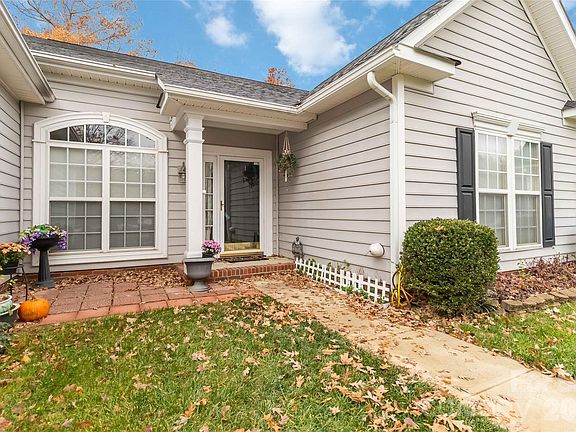 3rd image of 1002 Lavenham Pl