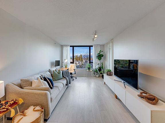 4th image of 7138 Collier St #402
