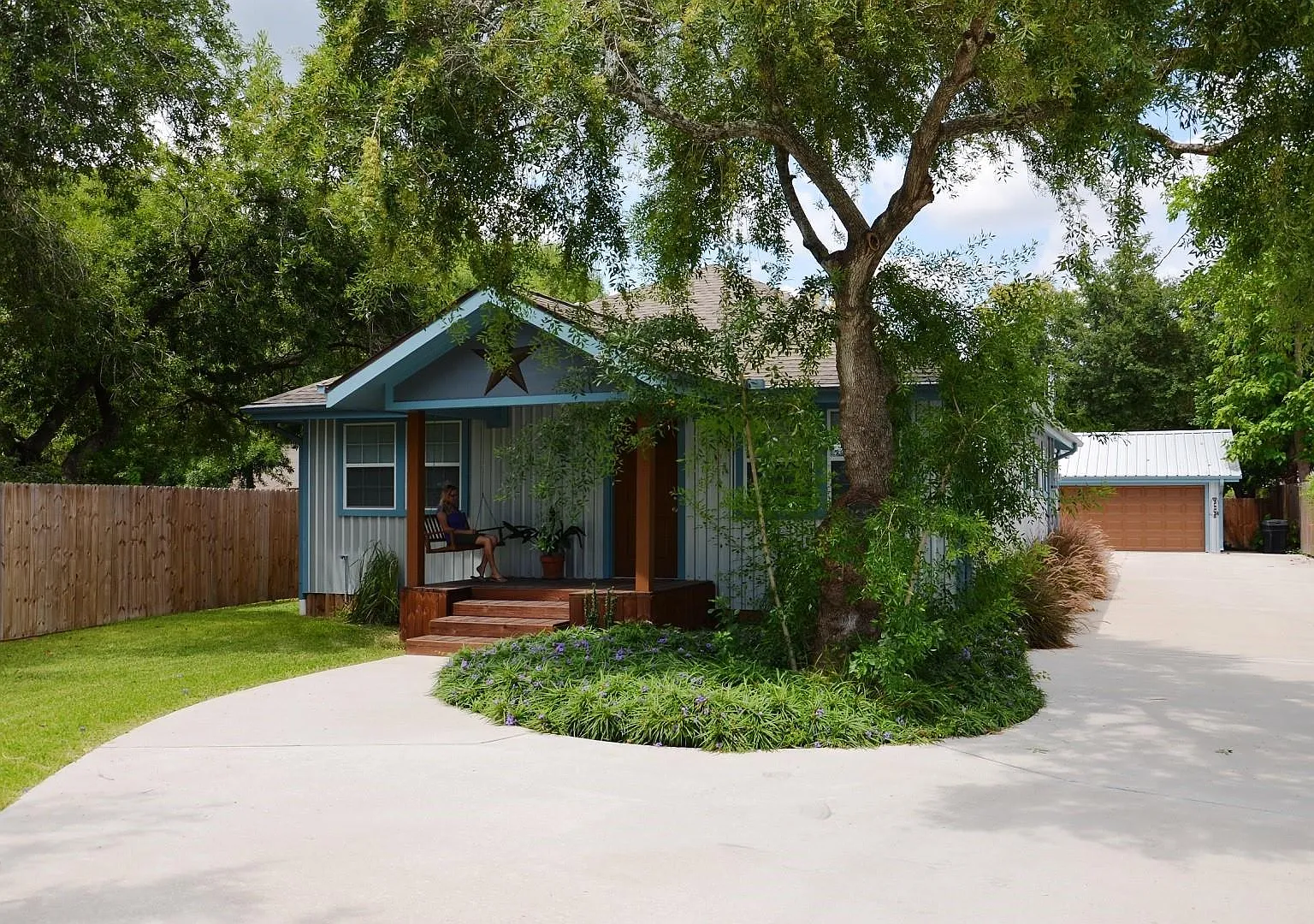 4 bed, 3.0 bath, 2400 sqft, $2,950 — Photo 1