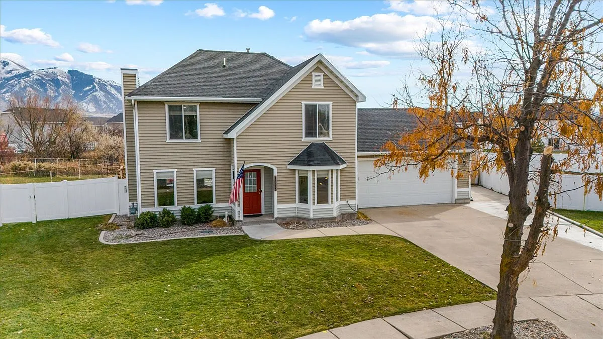 3 bed, 2.5 bath, 1750 sqft, $2,200 — Photo 3