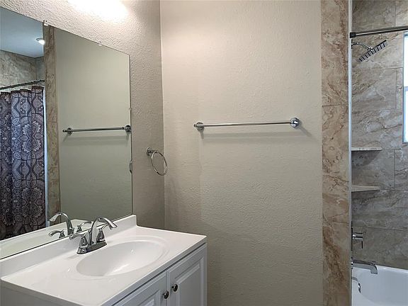5th image of 113 W Weatherford St